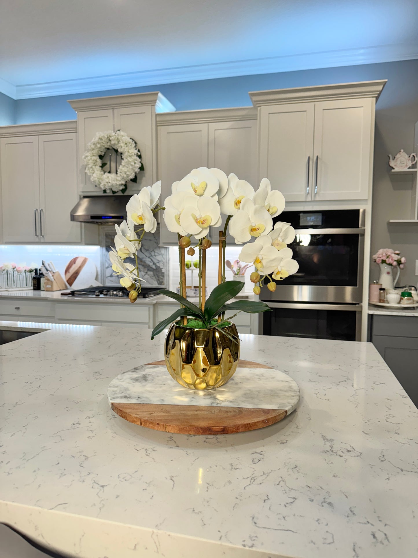 Amira Orchid arrangement
Real Touch Phalaenopsis Orchid
Large orchid floral arrangement
Luxury orchid arrangement in vase
Phalaenopsis orchid arrangement
Gold vase orchid arrangement
Orchid arrangement for home decor
Artificial orchids in gold vase
Fake orchids with real touch petals
Elegant orchid floral display