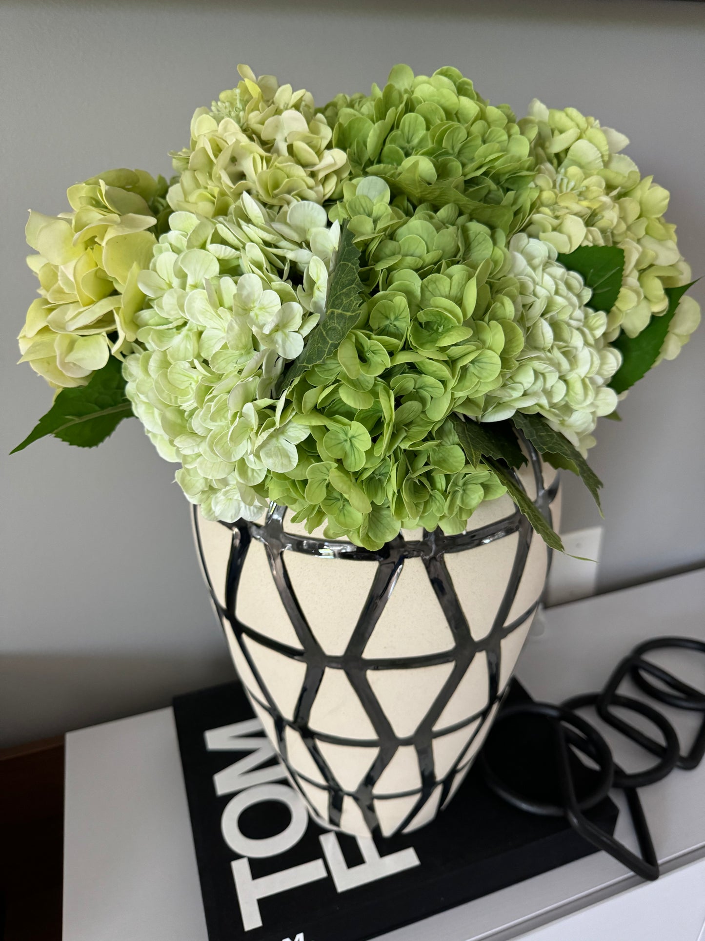 artificial hydrangeas for home
green hydrangeas for living room
farmhouse floral décor
spring home décor flowers
green floral centerpiece ideas
artificial flowers for kitchen
lifelike faux flowers for vase
elegant faux greenery
hydrangea stems for mantel décor
artificial blooms for entryway
