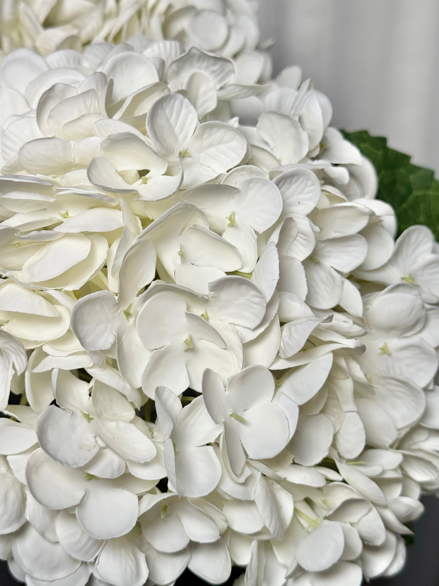 white hydrangea wedding bouquet
faux flowers for wedding décor
silk flowers for weddings
artificial wedding bouquet stems
wedding centerpiece faux hydrangeas
lifelike wedding floral stems
white hydrangeas for wedding arches
elegant artificial flowers for weddings
fake hydrangea flowers for reception
bridal bouquet with faux hydrangeas