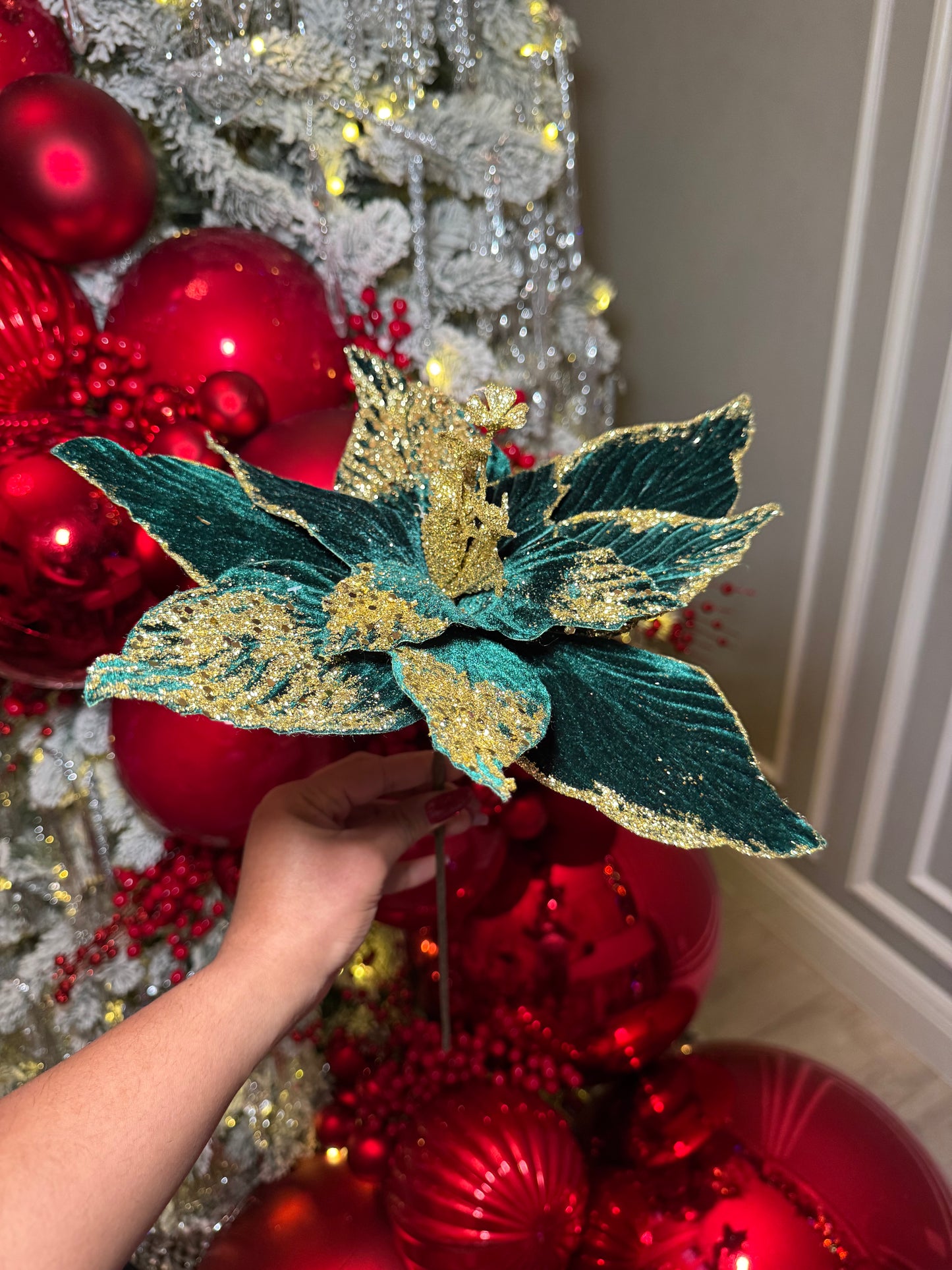 Luxe velvet poinsettia flowers
Designer Christmas floral spray
Glam Christmas flower picks
Elegant green and gold poinsettias
Premium faux holiday florals
High-end Christmas flower stems
Emerald Christmas decorations
Trendy Christmas floral accents
Velvet Christmas spray stems
Modern holiday flower decor