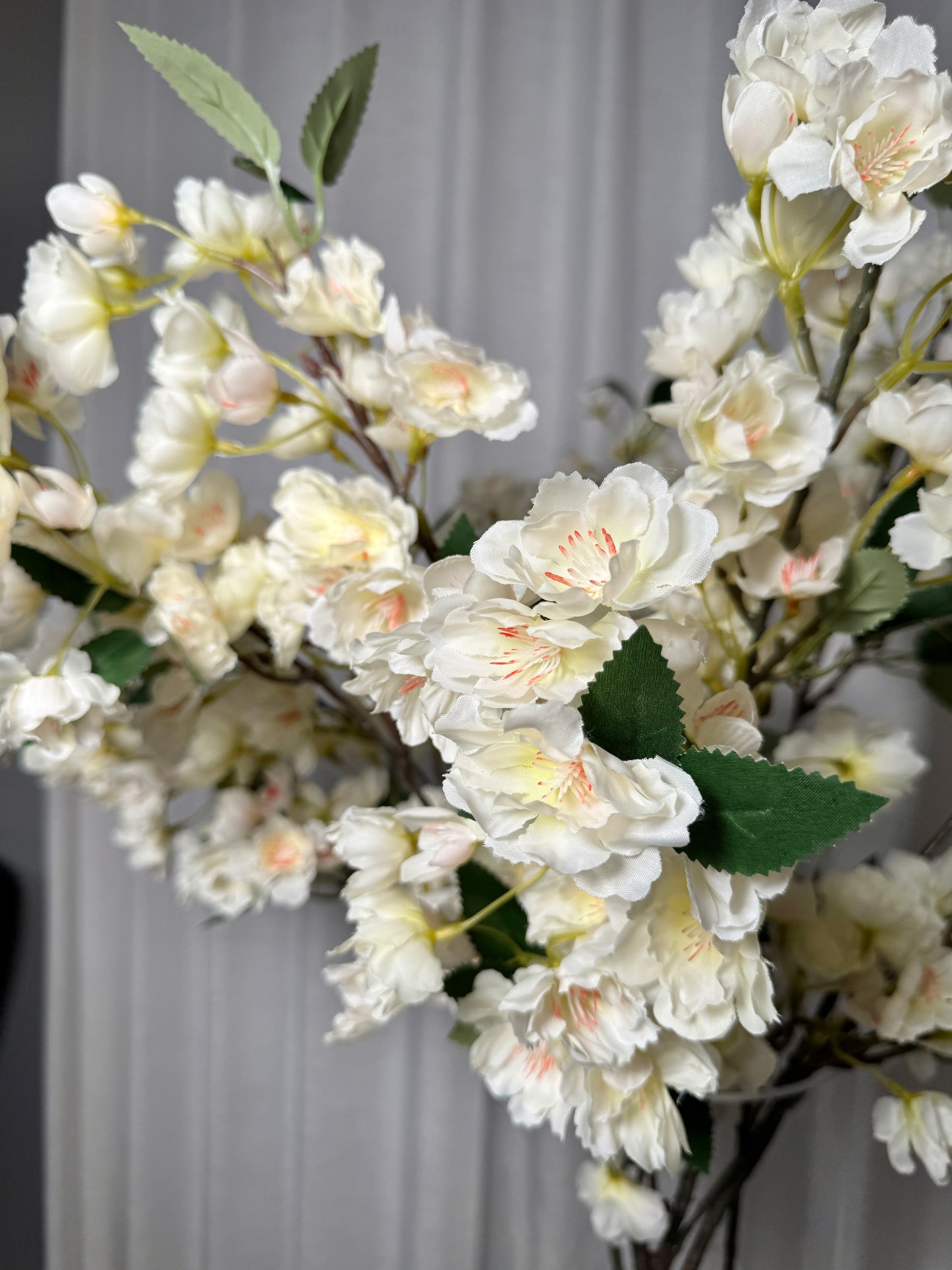 Spring cherry blossom home decor
White cherry blossoms for living room
Cream artificial flowers for mantels
Faux cherry blossom stems for vases
Seasonal silk flower arrangement
Tall artificial floral stems
Soft cherry blossom decor for home
Elegant spring floral branches
Neutral toned floral home accents
Faux florals for modern interiors